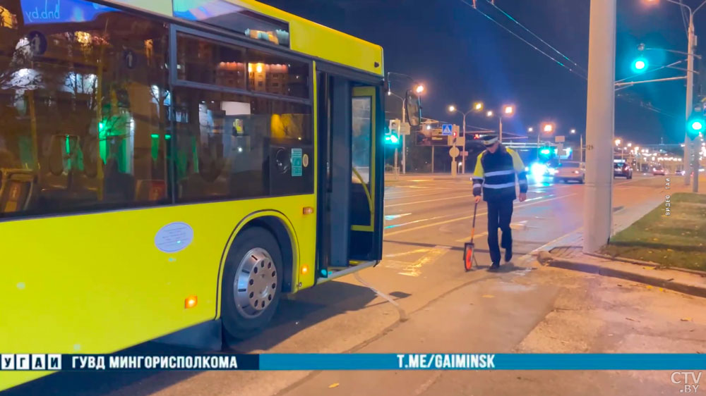 Упал на дорогу и попал под колёса автобуса. На проспекте Победителей погиб мужчина-1