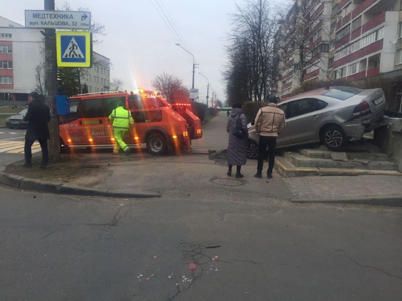 В Минске Volkswagen наехал на лестничный пролёт и припаркованный автомобиль-1