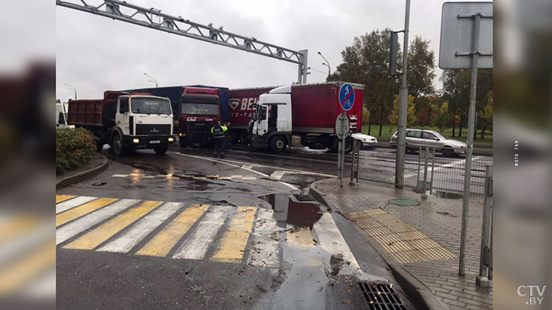 Сразу несколько ДТП затруднили движение транспорта в Минске: фотофакт-9