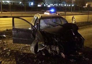 В Минске Ford врезался в осветительную мачту. Водитель был пьян, а пассажир пытался сбежать от ГАИ