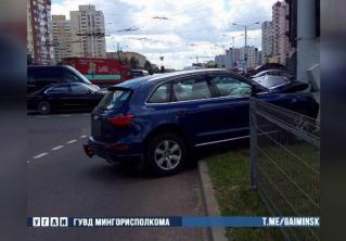 В Минске водитель Toyota не уступил дорогу Audi, встречная машина врезалась в столб