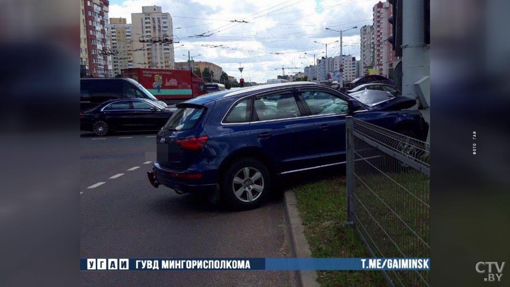 В Минске водитель Toyota не уступил дорогу Audi, встречная машина врезалась в столб-1