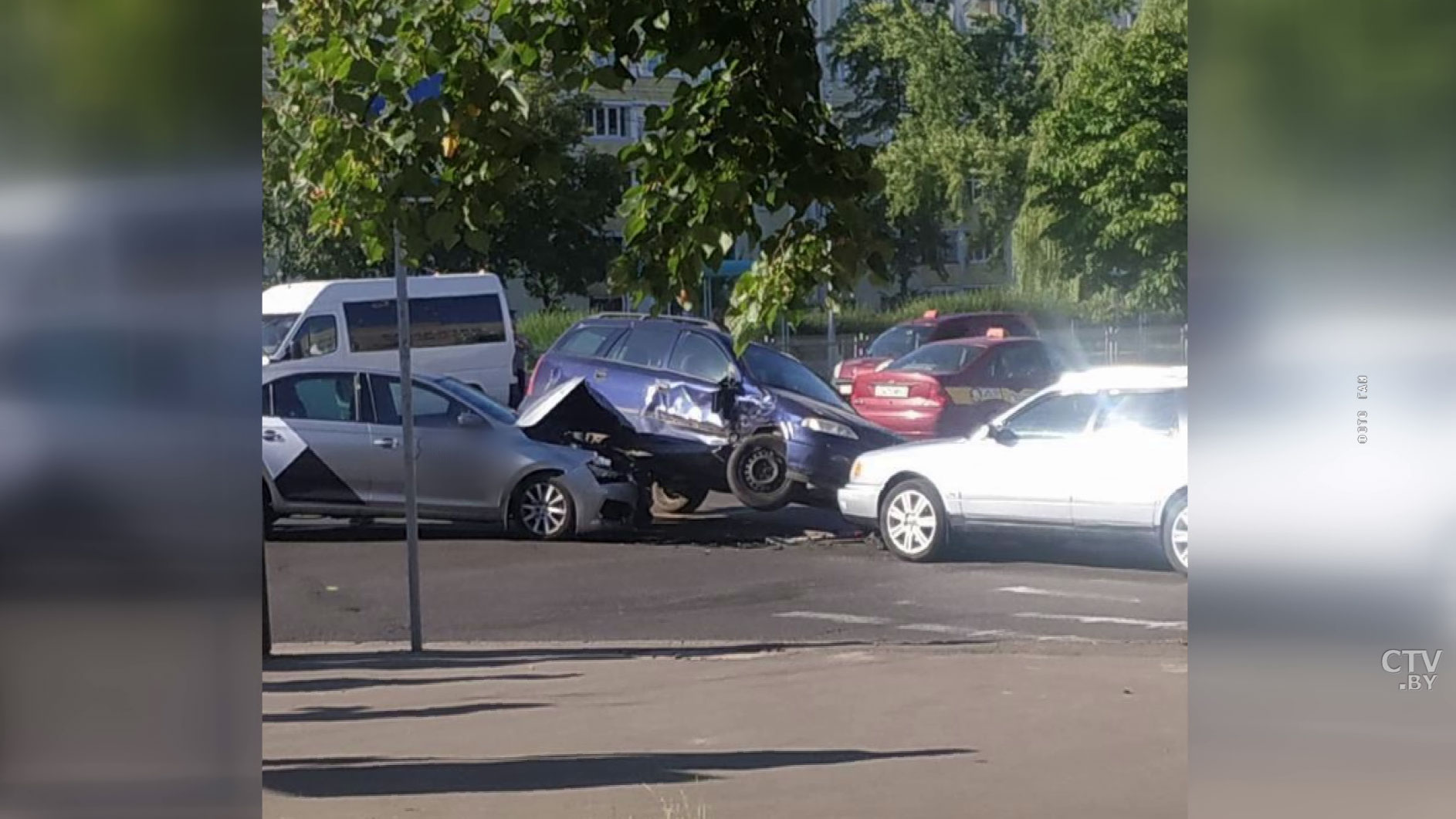 Авария на Плеханова: на капоте такси оказалась легковушка-1