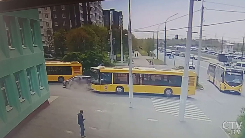 На Слободской столкнулись автобус и легковушка. Водитель был пьян-3