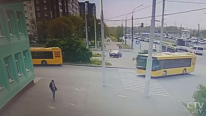 На Слободской столкнулись автобус и легковушка. Водитель был пьян-1