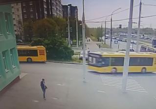 На Слободской столкнулись автобус и легковушка. Водитель был пьян