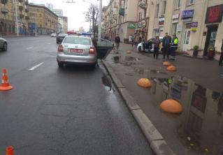 В Минске автомобиль такси выехал на тротуар и сбил девушку