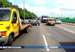 На кольцевой водитель Renault столкнулся с грузовиком и врезался в ограждение