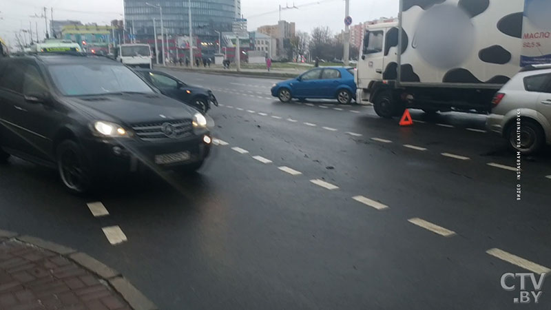 На улице Кальварийской столкнулись сразу 4 автомобиля-3