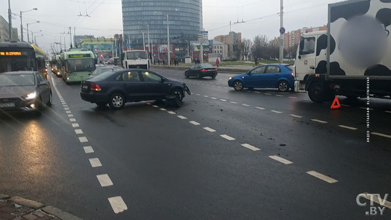 На улице Кальварийской столкнулись сразу 4 автомобиля-1