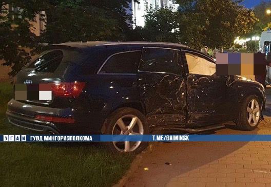 В Минске водителю Audi стало плохо за рулем, автомобиль врезался в дерево