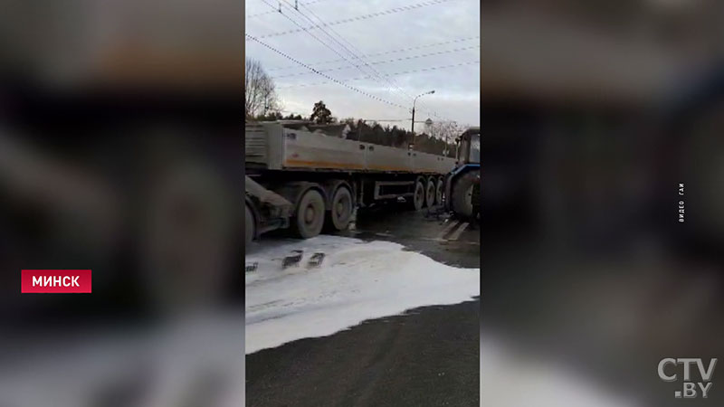 Грузовик столкнулся с трактором на Ваупшасова. Понадобилась помощь МЧС-4