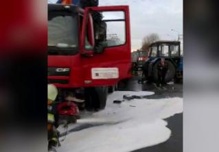 Грузовик столкнулся с трактором на Ваупшасова. Понадобилась помощь МЧС