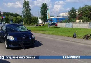 Велосипедист врезался в Toyota на улице Бумажкова