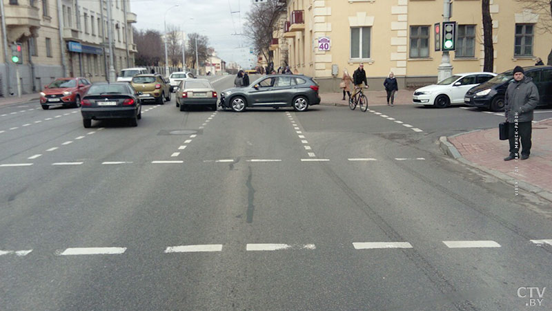 Из-за аварии на мосту через Свислочь в Минске образовался крупный затор -8