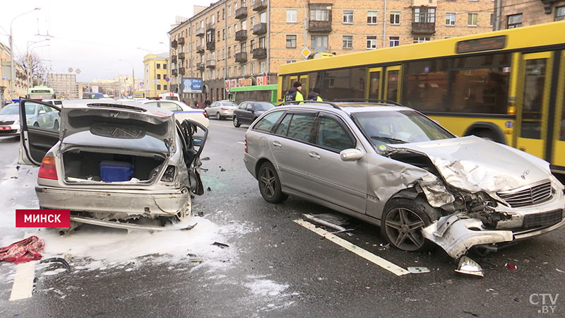 Три женщины доставлены в больницу после аварии на улице Московской в Минске-1