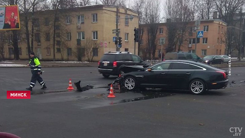 Автомобиль перевернулся после столкновения с легковушкой на улице Орловской в Минске-3