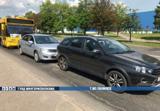 В Минске на улице Столетова столкнулись две легковушки и автобус