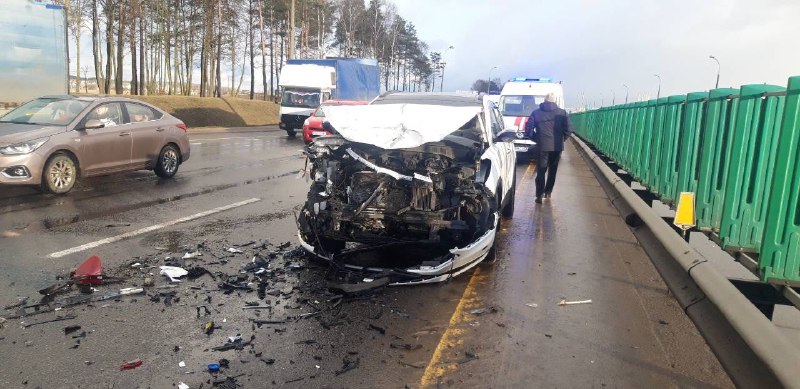 Четыре автомобиля столкнулись на МКАД. Пострадал один из водителей-1