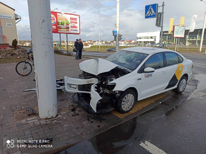 В Минске Volkswagen после столкновения с Kia врезался в столб-4