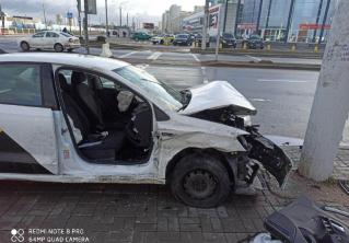 В Минске Volkswagen после столкновения с Kia врезался в столб