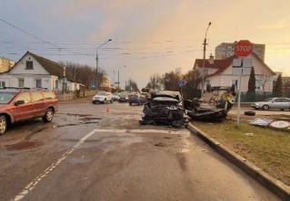 В Минске такси опрокинулось на крышу. Пострадал водитель