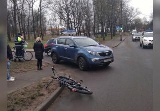 На Долгиновском тракте автомобиль сбил велосипедиста, который ехал по тротуару