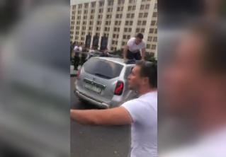 В Могилёве машина сбила одного мужчину и задела второго. Показываем видео аварии