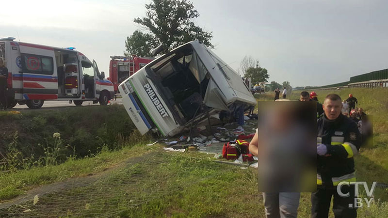 Туристический автобус перевернулся в Польше: два человека погибли, 16 пострадали-1