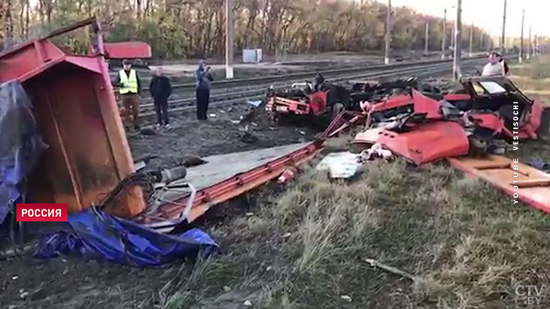 При столкновении поезда Минск-Адлер с грузовиком пострадали три белоруса, в том числе двое детей-3