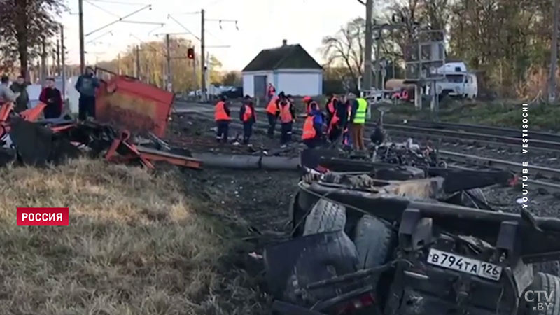 При столкновении поезда Минск-Адлер с грузовиком пострадали три белоруса, в том числе двое детей-12