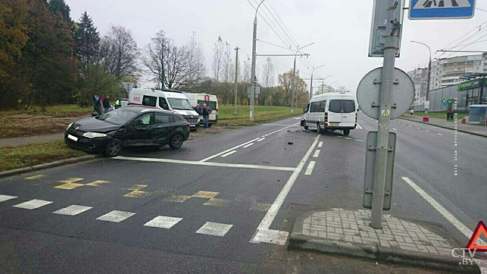 В Сухарево столкнулись Renault и маршрутка: три человека пострадали-1