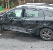 В Сухарево столкнулись Renault и маршрутка: три человека пострадали