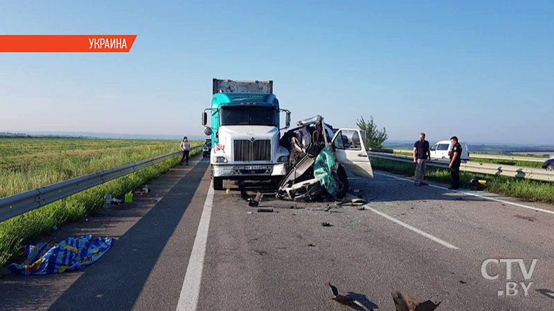 В Киеве автокран протаранил 21 автомобиль: есть пострадавшие