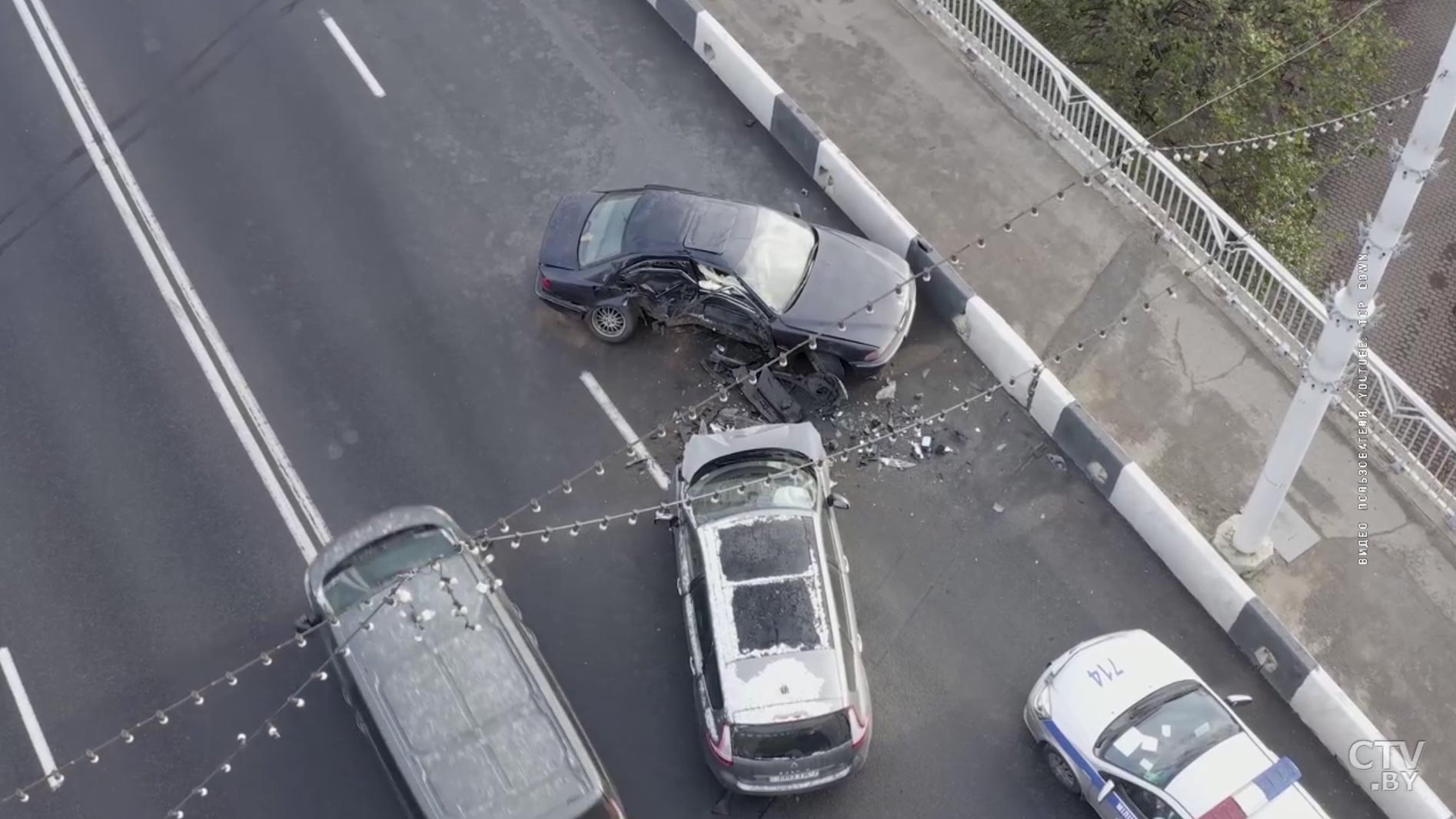 BMW и Renault столкнулись в Минске: одного из пассажиров заблокировало-1