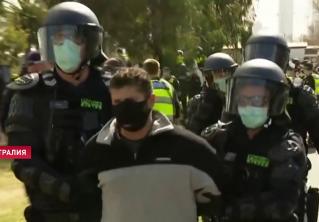 Жители Мельбурна вышли на акцию протеста с требованием отменить карантинные ограничения. Задержаны 15 человек