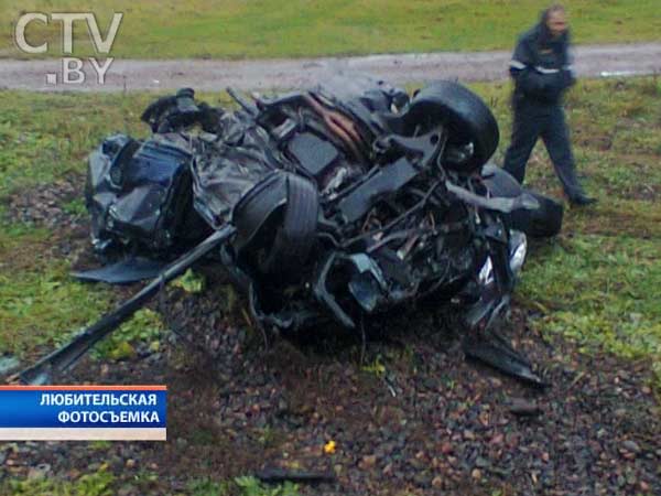 Легковушку зажало между пассажирским и грузовым поездами под Олехновичами. 3 человека погибли