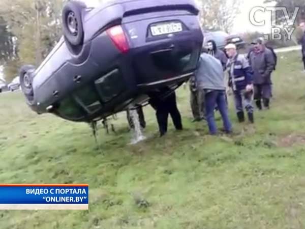 Машина на крыше влетела в водоем в Брестской области. Водитель с места ДТП скрылся