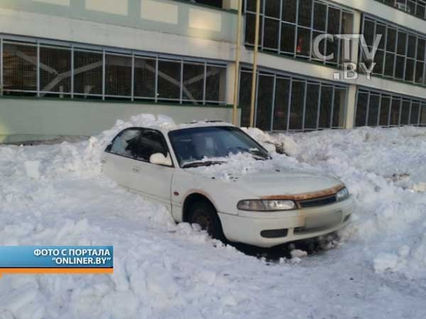 В корпусе БГУ на Революционной произошел пожар. Из-за припаркованных машин спасатели добирались до места ЧП пешком