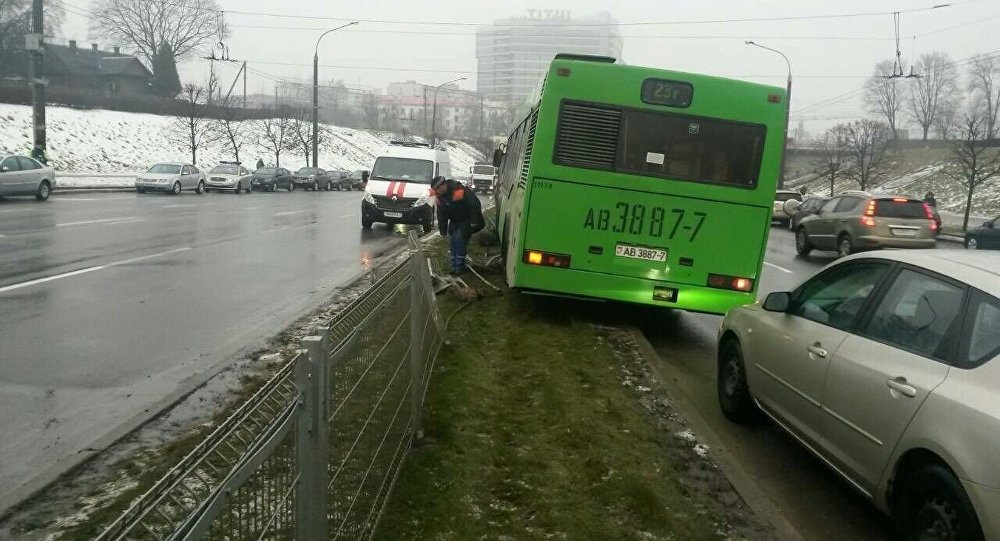 У водителя случился сердечный приступ. В Минске автобус с пассажирами врезался в металлическое ограждение-1