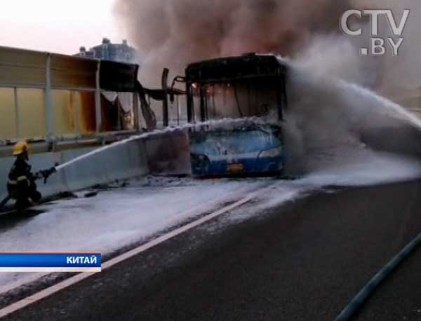 На парковке в Лошице сгорел микроавтобус-1