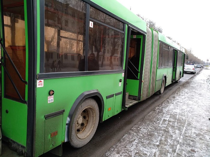 В Витебске зажатую дверями автобуса женщину протащило по земле-1