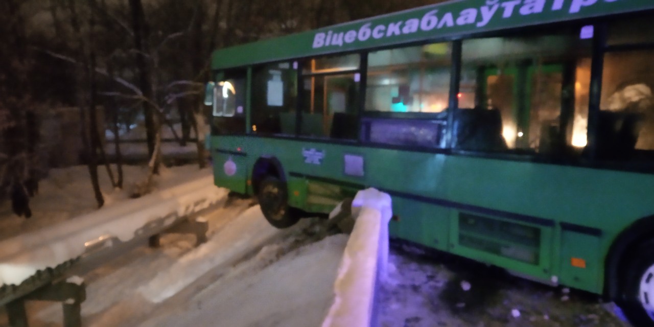 В Витебске автобус с 20 пассажирами врезался в бетонное ограждение моста