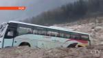 Туристический автобус смыло в реку во время наводнения в Гималаях