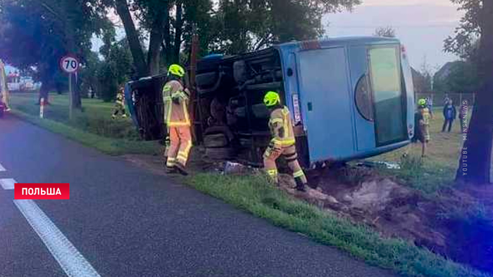 Белорусский автобус с 47 пассажирами перевернулся и слетел в кювет в Польше-1