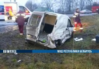 Под Слуцком Citroen врезался в автобус с детьми, которые ехали на праздник