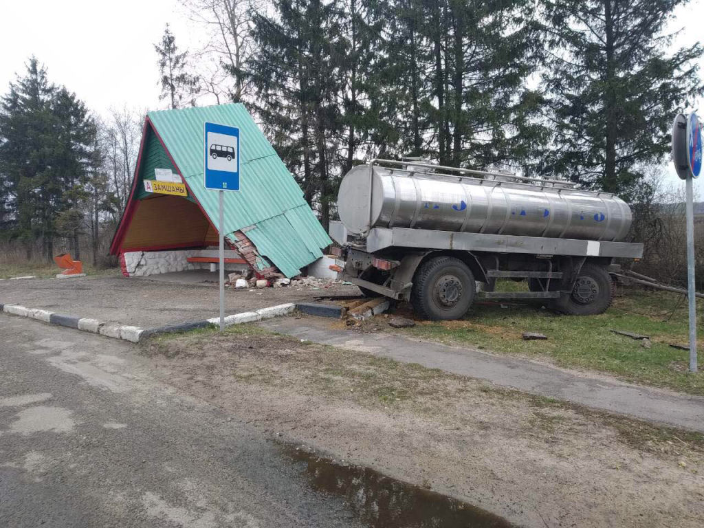 В Малоритском районе автоцистерна молоковоза въехала в остановку-1