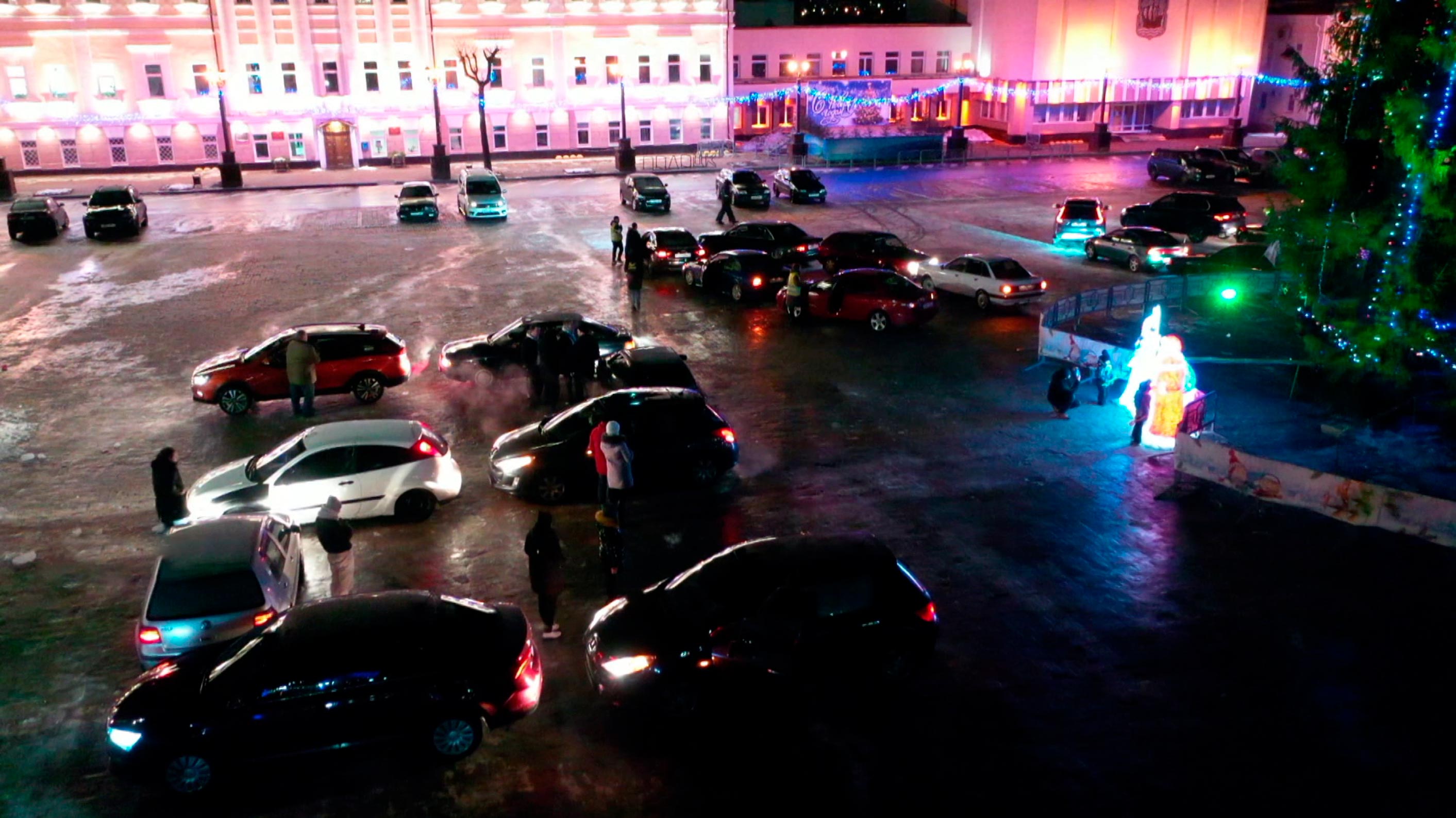 В Полоцке прошёл автофлешмоб – машины выстроились в символ 2023-го