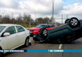 В Лошице Toyota врезалась в Geely и опрокинулась