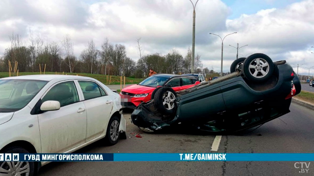 В Лошице Toyota врезалась в Geely и опрокинулась-1